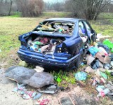 Ul. Murarska. Na terenie prywatnym stoi porzucone auto. Wrak szpeci, a służby są bezradne