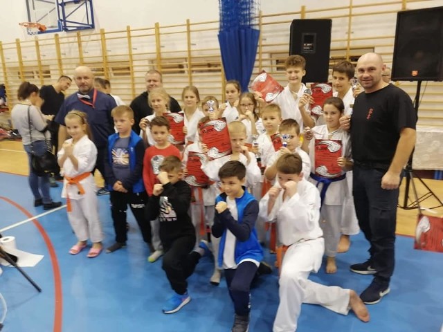 Reprezentacji Akademii Karate Szydłowiec wywalczyli dziesięć medali na ogólnopolskim turnieju w Radomsku.
