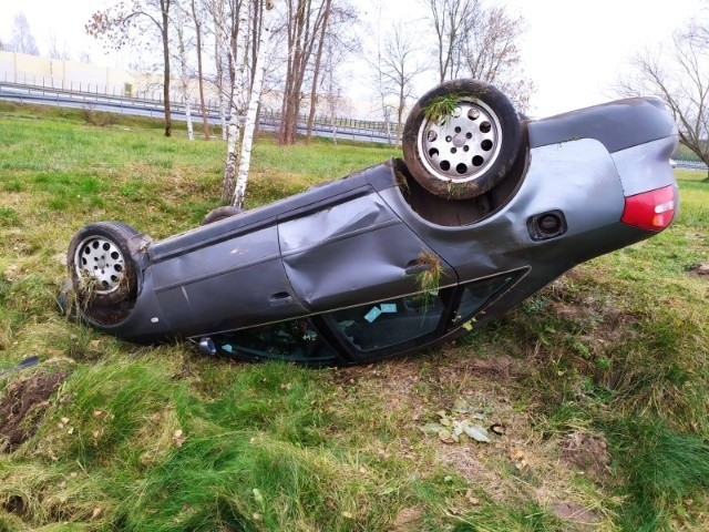 Audi uderzyło w bariery energochłonne, później wypadło z drogi dachowało. Ranny został kierowca samochodu i jego pasażer.