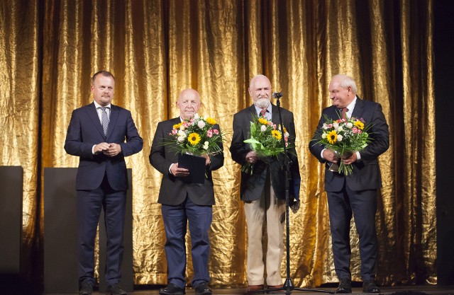 Laureaci nagród oraz prezydent Sosnowca