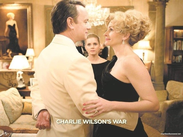 Tom Hanks i Julia Roberts, których organizator zaprasza na jesień do Bydgoszczy, przed czterema laty wystąpili razem w filmie "Wojna Charliego Wilsona&#8221;