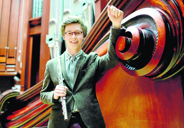 22-letni Kacper Dąbrowski od 10. roku życia gra na flecie