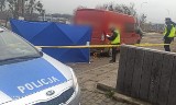 Chrzanów. Śmiertelny wypadek na parkingu przy Krakowskiej. Dostawczak przejechał starszego mężczyznę AKTUALIZACJA 16.04.2021
