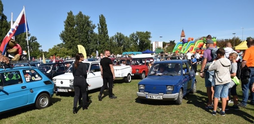Inowrocław. VI Zlot Fiata 126p i Klasyków. Parada pięknych "maluchów" i innych starych aut [zdjęcia]