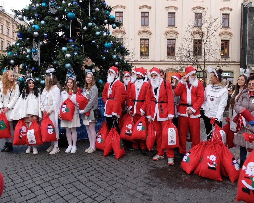 143 Mikołajów specjalnym tramwajem zawiozło prezenty chorym dzieciom