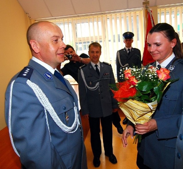 Nadkomisarz Piotr Deroń jest nowym zastępcą komendanta powiatowej policji w Sandomierzu. W poniedziałek został oficjalnie powitany przez sandomierskich policjantów.