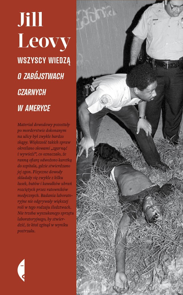 Jill Leovy – dziennikarka śledcza „Los Angeles Timesa”, współzałożycielka strony internetowej monitorującej liczbę morderstw popełnianych w Los Angeles. Za książkę Wszyscy wiedzą. O zabójstwach czarnych w Ameryce otrzymała Nagrodę im. Helen Bernstein przyznawaną przez Nowojorską Bibliotekę Publiczną oraz Nagrodę amerykańskiego PEN Center. Była również nominowana do Amerykańskiej Nagrody Krytyków oraz znalazła się w finale konkursu na najlepszy debiut sieci księgarń Barnes and Noble.  Wszyscy wiedzą to również bestseller „New York Timesa” oraz książka roku 2015 według „The New York Times”, „The Wall Street Journal”, „USA Today”, „The San Francisco Chronicle”, „Chicago Tribune”, „The Boston Globe”, „The Daily Beast”, „The Globe and Mail”, Amazon.com i „The Economist”.