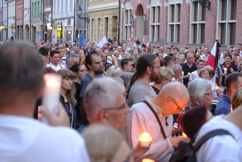 Toruń. Protest po uchwaleniu ustawy o Sądzie Najwyższym...