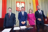 Wiceprzewodniczący Rady Miejskiej Bartosz Domaszewicz przeprosił za mem ze słowami vote bitchez