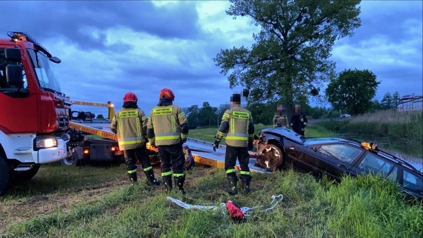 W Namysłowie bmw wpadło do rzeki.