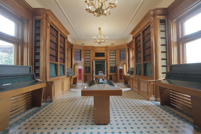 Wnętrze biblioteki pałacu Czapskich