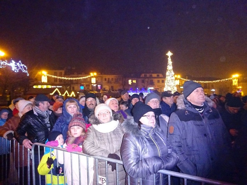 Sylwester 2015/2016 w Ostrowcu. Na Rynku przywitali Nowy Rok w rytm cygańskich przebojów