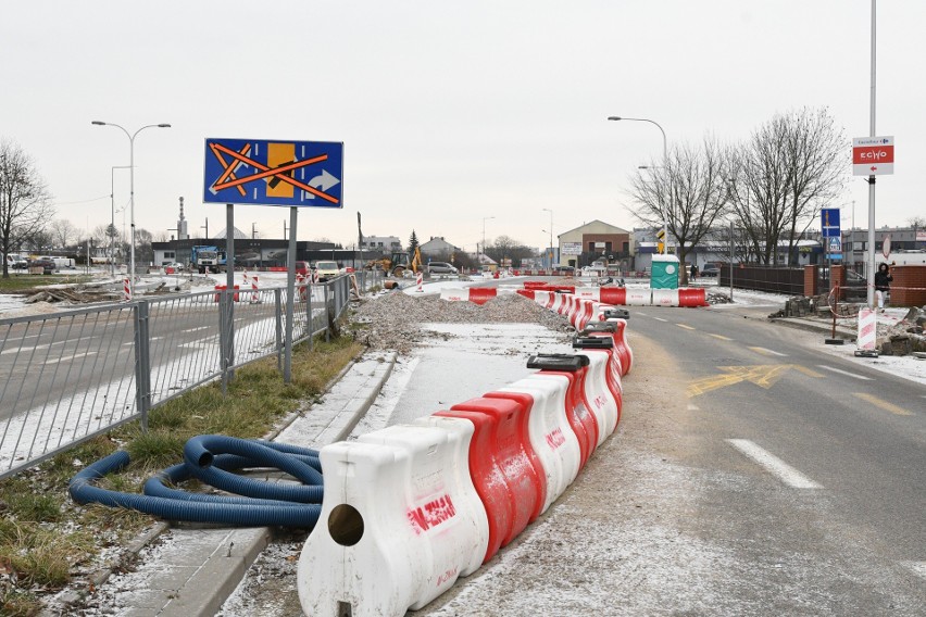 Po miesięcznej przerwie wznowiono prace na ważnym skrzyżowaniu w Kielcach! Ruch może wrócić w lutym? Zobaczcie zdjęcia 