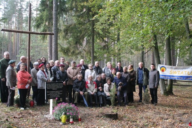 Uczestnicy uroczystości na odnowionym cmentarzu