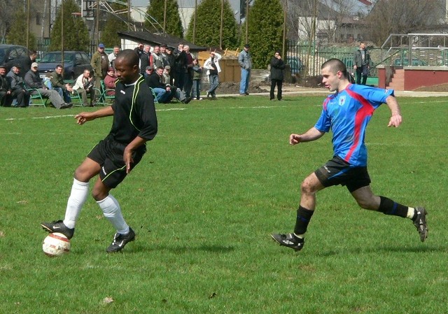 Nigeryjczyk Duru Okemefla (przy piłce), pomocnik Klubu Sportowego Błotnica to jedyny obcokrajowiec grający obecnie w piłkarskiej klasie A.