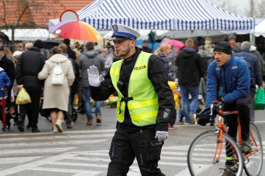 Od dziś przy opolskich cmentarzach jest więcej policjantów.