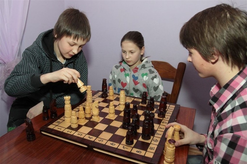 W szachy gra zarówno głowa rodziny, pan Grzegorz, jak i jego...