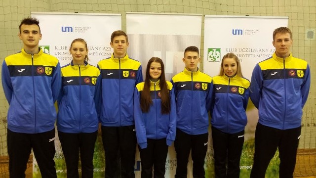 Ekstraklasowy zespół badmintonistów Stali Nowa Dęba, stoją od lewej strony: Patryk Kopeć, Beata Mycek, Tymoteusz Malik, Zofia Tomczyk, Rafał Lejko, Natalia Róg oraz drugi trener i kapitan zespołu Mateusz Czachor.