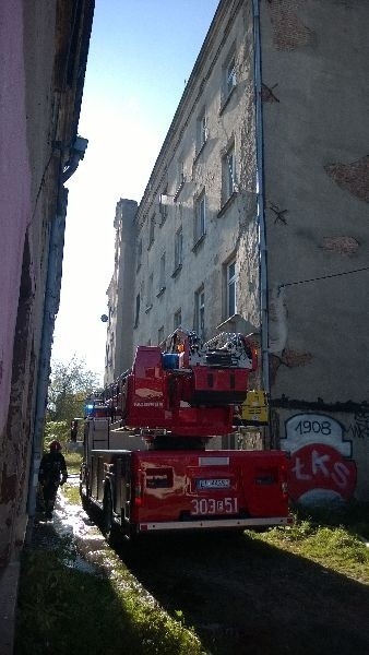 Podpalenie przyczyną pożaru przy Wróblewskiego. Z trzeciego piętra ewakuowano pięć osób i psa