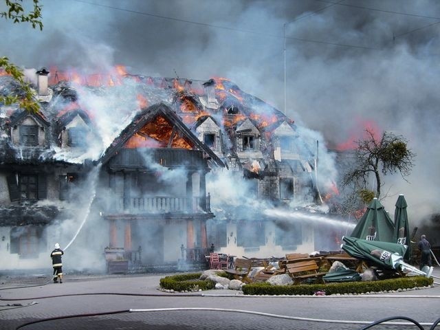 Ogień zauważono w piątek ok. godz. 11. Strażacy zakończyli gasić „Dwór Soplicowo” po 29 godzinach. Spłonął cały obiekt.