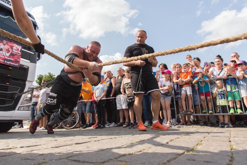 Puchar Strongman w Słupsku. Najsilniejsi z najsilniejszych zmierzyli się na placu Zwycięstwa [ZDJĘCIA, WIDEO]