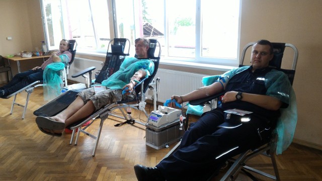 Policjanci oddali krew dla Patrycji, która ucierpiała w wypadku na gokarcie w Augustowie.