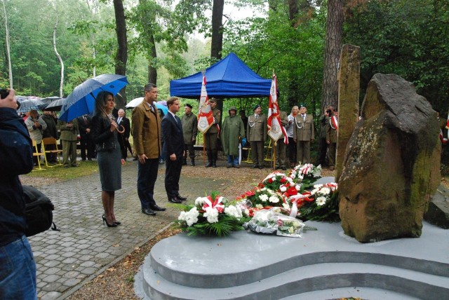 Wieniec pod pomnikiem poległych podczas bitwy złożył między innymi wójt Sebastian Nowaczkiewicz.