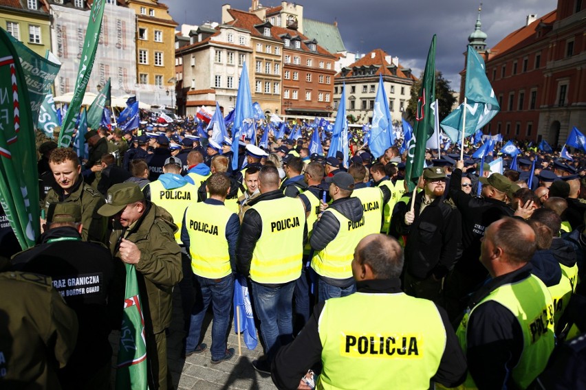 Protest policjantów w Warszawie. Mundurowi domagają się...