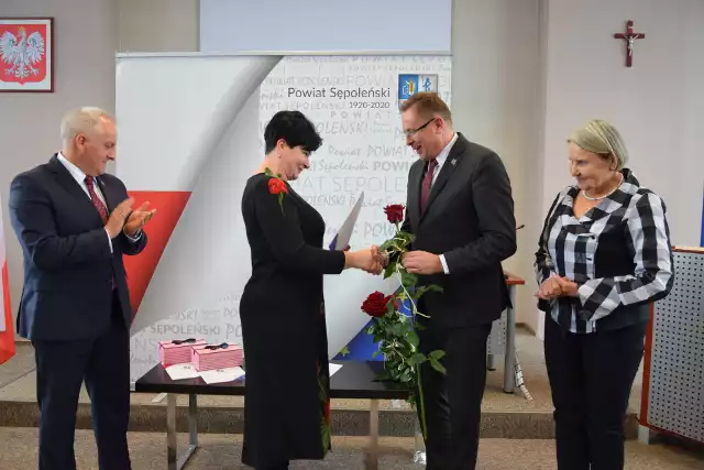 Starosta sępoleński Jarosław Tadych podziękował dyrektorom jednostek pomocy społecznej za zaangażowanie i trud pracy socjalnej na rzecz ludzi pokrzywdzonych przez los, dzieci, osób starszych.