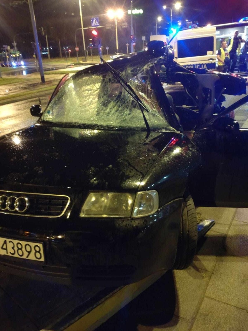 Śmiertelny wypadek na al. Włókniarzy przy ul. Srebrzyńskiej. Nie żyje 19-letnia kierująca audi 