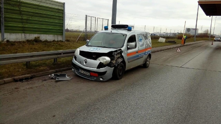 Wypadek na A2 w Strykowie. Karetka przewożąca izotopy medyczne zderzyła się z lawetą [ZDJĘCIA]