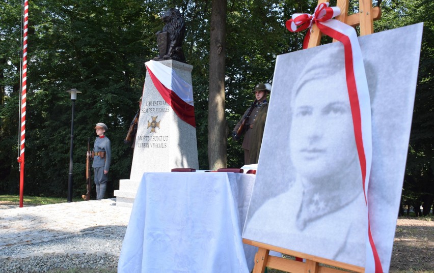 Pierwszy pomnik na Szlaku Orląt Lwowskich odsłonięto w Ustrobnej k. Krosna. Upamiętnia Janka Charlewskiego [ZDJĘCIA]