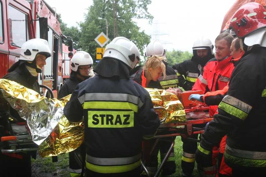 Katastrofa w Jastrzębiu: Wypadek autobusu i auto w jeziorze