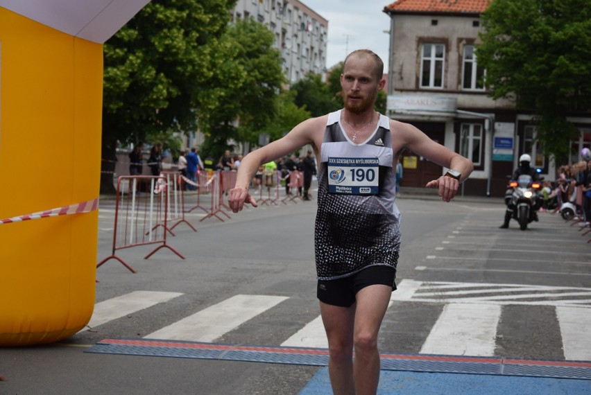 Marcin Zagórny triumfuje w biegu w Myśliborzu. Wystartowało niespełna 200 zawodników.