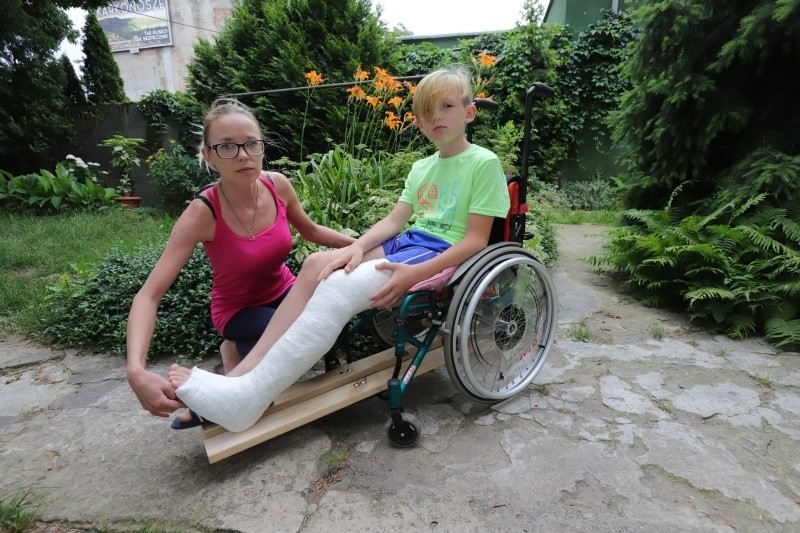 10-letni Natanian wypadł z okna na pierwszym piętrze, po kontrolnym badaniu połamanej nogi.