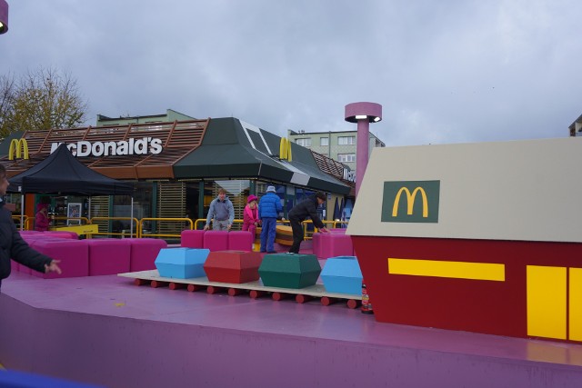 Przed restauracją McDonald's na Retkini w Łodzi pojawiła się plansza na której można zbierać składniki Burgera Drwala
