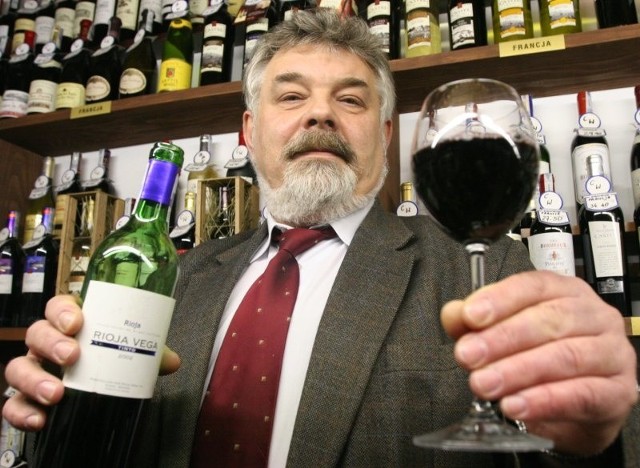 - Wino to doskonały trunek do wznoszenia weselnych toastów - przekonuje January Witaszewski. 