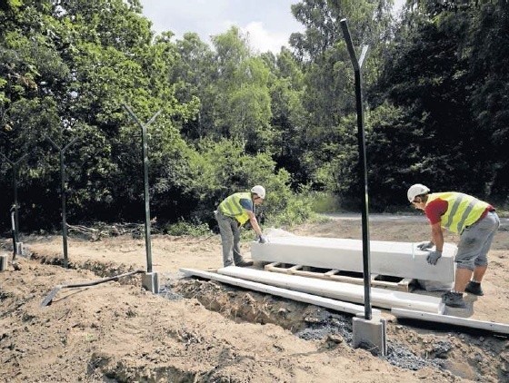 Na początek teren przyszłej bazy antyrakietowej w Redzikowie jest ogradzany płotem, na który polski skarb państwa wydaje ponad 40 mln zł. Każda z kolejnych inwestycji liczona jest w milionach