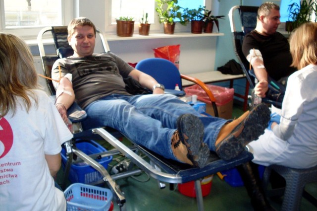 Fundacja Jesteśmy Blisko Chętnych do oddawania krwi w ubiegłym roku nie brakowało. Na zdjęciu: Hubert Kania.