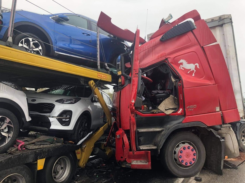 Kisielnica. Tragiczny wypadek na drodze krajowej 61. Ciężarówka dosłownie zmiażdżyła samochód osobowy. Kierowca nie przeżył [ZDJĘCIA]
