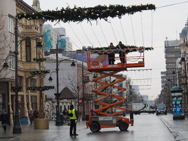 Rozpoczął się demontaż iluminacji świątecznej na ulicy Piotrkowskiej w Łodzi. W tym roku oczy łodzian i turystów cieszyły ozdoby inspirowane leśnymi motywami. Jakich dekoracji możemy spodziewać się w przyszłe święta?