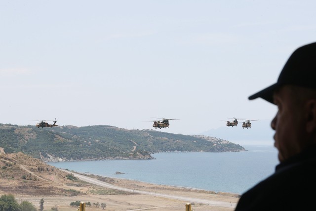 9 czerwca prezydent Erdogan obserwował ćwiczenia wojskowe w pobliżu granicy turecko-greckiej