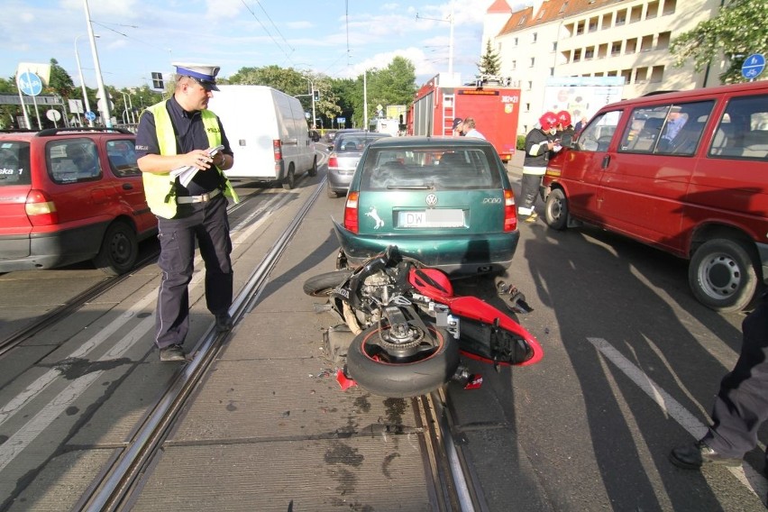 Na moście Szczytnickim zderzyły się motocykl i dwa auta, w tym radiowóz (ZDJĘCIA)