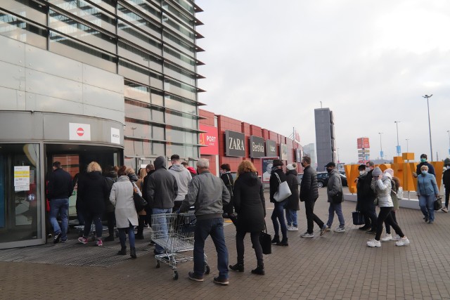 W sobotę 28 listopada 2020 centra handlowe otwierają się w pełnym zakresie. Dzisiaj rano pod Ikeą i Portem Łódź ustawiły się duże kolejki jeszcze przed samym otwarciem sklepów. Widać, że łodzianie są spragnieni zakupów w dużych galeriach handlowych. Zobaczcie ZDJĘCIA z porannego otwarcia.KLIKNIJ DALEJ