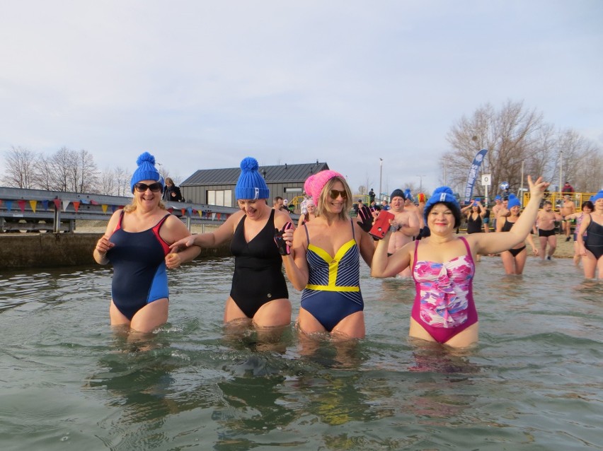 Zimna kąpiel BodyMors w Jeziorze Tarnobrzeskim 2 stycznia...