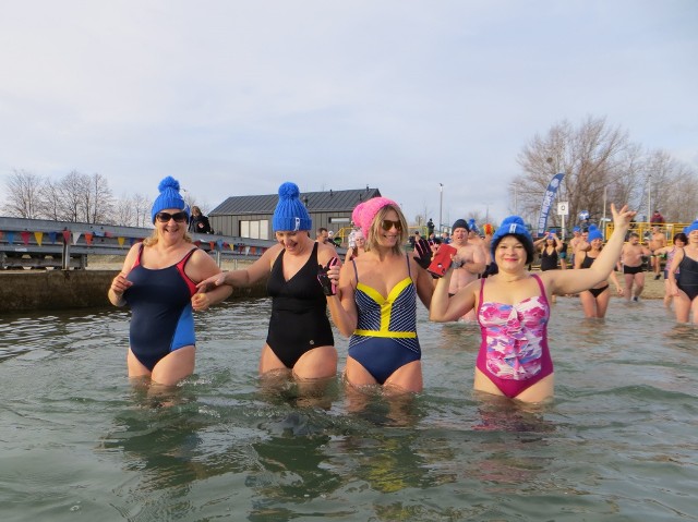 Zimna kąpiel BodyMors w Jeziorze Tarnobrzeskim 2 stycznia 2022 roku.