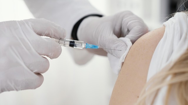 Według prognoz Ministerstwa Zdrowia apogeum zakażeń koronawirusem ma miejsce właśnie w tym tygodniu. W najbliższym czasie zostanie podjęta decyzja w sprawie kolejnej dawki szczepionki przeciw COVID-19.