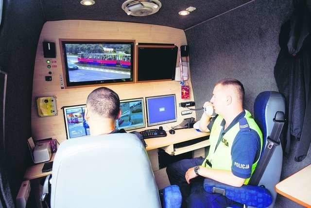 Policjanci bacznie obserwują kierowców w Centrum Mobilnego Monitoringu