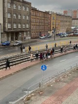 Po śmierci 19-latki w Katowicach wzdłuż torów tramwajowych postawiono barierki, a ludzie i tak je omijają. Przystanek ma zostać przebudowany