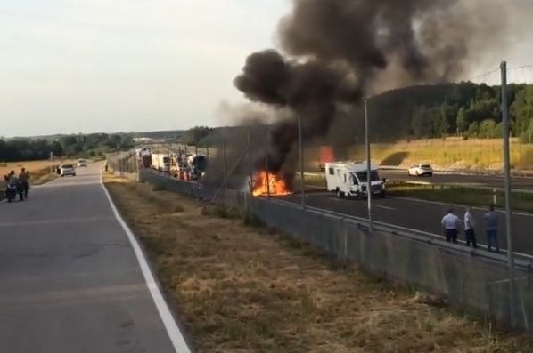 Zderzenie i pożar samochodu na zachodniej obwodnicy Radomia. Kamper uderzył w samochód służb technicznych zarządcy drogi